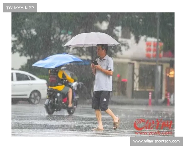 暴雨中奋力拼搏 岳池中学女曲队冒雨备战省锦标 教练组自制防雨装备全力保障 暴雨中奋力拼搏 岳池中学女曲队冒雨备战省锦标 教练组自制防雨装备全力保障
